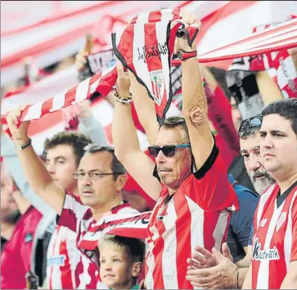  ?? FOTO: JUAN ECHEVERRÍA ?? Apoyo La afición rojiblanca da colorido rojiblanco a San Mamés durante el partido frente al Alavés de esta temporada