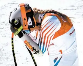  ?? DIMITAR DILKOFF/GETTY-AFP ?? Lindsey Vonn reacts in clear distress after crossing the finish line in her super-G run.