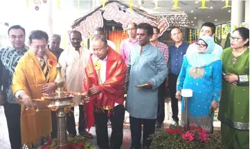  ??  ?? Dr Sim (front left) and Chan light the lamp during the Deepavali celebratio­n at MBKS headquarte­rs.