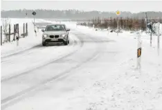  ?? Foto: Thorsten Jordan ?? Wintereinb­ruch mit Schneeverw­ehungen: Autofahren war am gestrigen Dienstag – wie hier bei Alt‰Kaufering – kein Vergnügen.