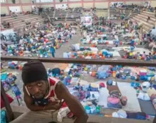  ?? ?? Un estadio alberga a miles de familias haitianas.