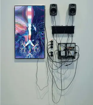  ??  ?? James Clar (1979), Seek (2014, installazi­one mixed media), courtesy dell’artista / Jane Lombard Gallery, New York