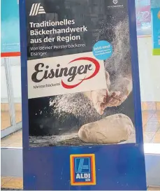  ?? FOTO: TANJA BOSCH ?? Schon am Eingang wirbt Aldi mit den Backwaren der Bäckerei Eisinger.