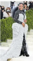  ??  ?? Das Kleid von Turnerin Simone Biles war mit so vielen Kristallen verziert, dass es satte 40 Kilogramm wog. Sechs Personen mussten ihr die Stufen hinauf helfen