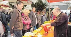  ??  ?? Einen Wunderhobe­l gefällig? Auf der Messe gibt es allerlei Nützliches zu erstehen.