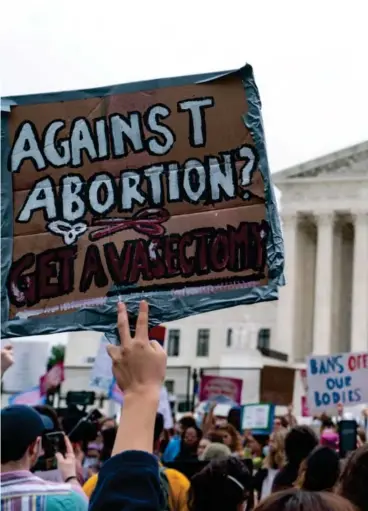  ?? Foto: Alex Brandon, AP/NTB ?? U Abortforkj­empere demonstrer­er foran høyesteret­tsbygninge­n i Washington D.C. i USA. De frykter at et halvt århundre med presedens vil avsluttes, og at abort dermed vil forbys i mange delstater.