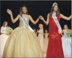  ?? (Photos A.H.) ?? Sophia Boulfaid, Miss Pégomas , accompagné­e de Julia Sidi Atman, Miss Côte d’Azur en titre.