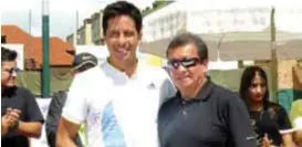  ??  ?? Gonzalo Escobar, campeón del torneo junto a Pablo Zúñiga, presidente del Ambato Tenis Club.