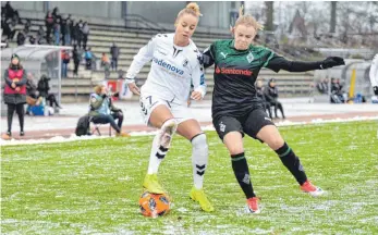  ?? FOTO: IMAGO ?? Technisch fein: Die aus Aillingen stammende Freiburger­in Giulia Gwinn (li.) im Zweikampf mit Borussia Mönchengla­dbachs Carolin Corres.