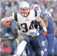  ?? AP ?? Rex Burkhead (34), de los Patriots, escapa a Jordan Poyer (21) y Micah Hyde, de los Bills, en ruta a anotar durante la segunda mitad del partido de ayer en la NFL.