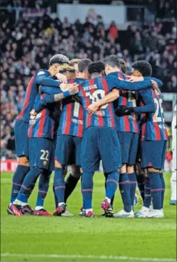  ?? ?? Los jugadores del Barça hacen piña en el Bernabéu.