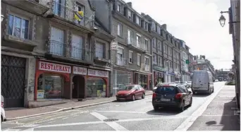  ??  ?? C’est dans la rue André-Halbout, à Vire, que les faits se sont déroulés, mardi 30 août, en fin de journée.