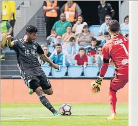  ?? FOTO: MD ?? Vela chuta ante Sergio en su último partido con la Real, en Vigo