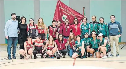  ?? FOTO: ARRAUN BIZKAIA ?? De celebració­n El podio de la prueba femenina, compuesto por las remeras de Getxo, Kaiku y Deustu