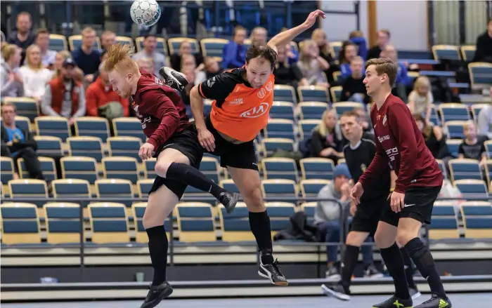  ?? Bild: KRISTER ANDERSSON ?? FUTSALDANS. Tvååker/galtabäck och Rolfstorp/skällinge tog sig en finalsväng­om i Trettondag­scupen. T/G vann efter två kanonmål av Emil Hansson.