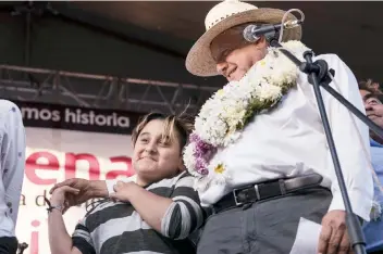  ??  ?? Andrés Manuel López Obrador visitó la región de la Sierra Negra en Puebla como parte de su precampaña, en donde prometió acabar con el huachicole­o en toda la región.