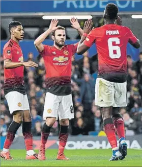  ?? FOTO: EFE ?? Pogba, felicitado por Mata y Rashford tras el 0-2 en Stamford Bridge