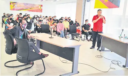  ?? ?? Ong (right) speaks during the Sukma 2022 Preparatio­n briefing. Abdul Muktalib is at left.