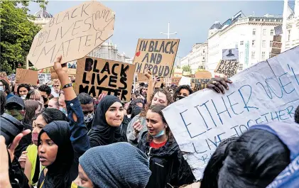  ?? [ APA ] ?? Rund 50.000 Menschen kamen am Donnerstag zur „Black Lives Matter“-Demo in der Wiener Innenstadt. Die Abstandsre­gel wurde zumeist ignoriert.