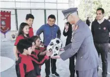  ??  ?? INDUMENTAR­IAS Y ELEMENTOS de baby fútbol fueron entregados para fomentar el deporte y la vida sana entre los escolares.