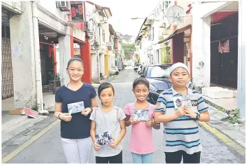  ??  ?? (From left) Myra, Elizaverth, Rose, and Hakimi show their photos.