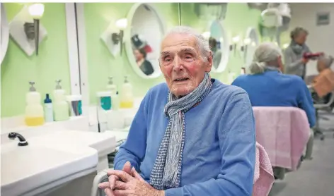  ?? RP-FOTO: HANS-JÜRGEN BAUER ?? Trotz seiner 92 Jahre arbeitet Wolfgang Buhl noch immer vier Tage pro Woche in seinem Salon im Seniorenst­ift Haus Lörick.