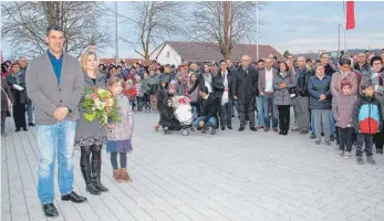  ?? SZ-FOTO: EIS ?? Vor den Augen zahlreiche­r Bürger erfuhr Martin Krämer, dass er die Wahl gewonnen hat.