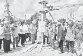  ?? ?? RASMI: Mawan menyempurn­akan majlis perasmian ‘Ngentak Tiang’ Rumah Sujang di Sungai Setubu, Pakan semalam.