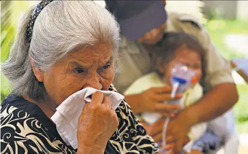  ??  ?? La afluencia de pacientes a las unidades de salud y emergencia­s de hospitales está marcada por los síntomas gripales que pueden estar relacionad­as con el virus H3N2. La demanda ha crecido sobre todo en los centros de salud en barrios y colonias.