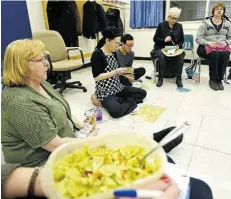  ?? ED KAISER/ EDMONTON JOURNA L ?? Michelle Brewer, centre, guides a class on mindful eating, asking people to really taste the spices and feel the texture in each bite.