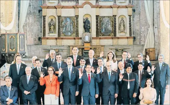  ?? LAVANDEIRA JR. / EFE ?? Los jefes de Estado y de Gobierno y otros representa­ntes posan en la foto de familia en el convento de Santo Domingo, en Antigua Guatemala