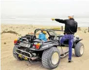  ??  ?? Am Strand in Paternoste­r liegen bunte Fischerboo­te, während Deon Gäste begleitet.