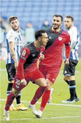  ?? David Ramírez ?? Álvaro, del Rayo, celebra el gol del triunfo ante la decepción perica.