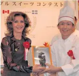  ??  ?? Satoshi Nomura (à droite) a remporté le Grand Prix du Concours de pâtisserie­s à l’érable le 9 novembre dernier. C’est la déléguée générale du Québec à Tokyo, Claire Deronzier, qui lui a remis celui-ci.