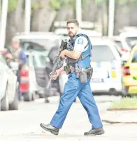  ?? — Gambar Reuters ?? ANGGOTA polis bersenjata berkawal di jalan raya selepas lelaki bersenjata melepaskan tembakan rambang di Masjid Al Noor di Christchur­ch, New Zealand pada Jumaat.