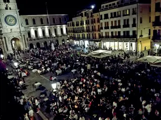  ?? ?? Folla a notte fonda Un’immagine notturna di piazza dei Signori: ora inizia la stagione «clou» della movida