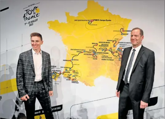  ?? ?? Tadej Pogacar, doble ganador del Tour, y Christian Prudhomme, director de la carrera, posan ayer en París con el mapa de 2023.