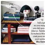  ??  ?? “El helicópter­o es una maqueta de uno del que diseñé el interior. También guardo la muñeca Mon Shu, que creé para mi primera joint venture con Shu Uemura”.