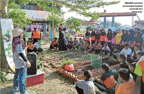  ??  ?? MAHANI memberi penerangan kepada murid SK Seri
Sekinchan.