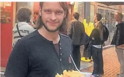  ?? FOTO:DOMINIK SCHNEIDER ?? Nicht gemütlich, nicht gesund, aber echt lecker: die Mittagspau­se beim Frittenpie­t in der Altstadt