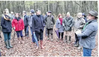  ??  ?? Bertrand Monthuir a accueilli à Bois-Landry les membres du comité de pilotage, dont le souspréfet Christian Védélago, pour une visite de chantier Natura 2000.