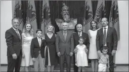  ?? ( djathtas) ?? Presidenti Meta me familjen Zeneli në Presidencë Presidenti Meta duke i dorëzuar titullin “Mjeshtër i Madh” ambasadori­t, Bashkim Zeneli