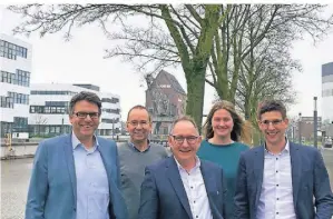  ?? FOTO: STADT REES ?? Ein Gang über den Campus Kleve: Hochschulp­räsident Prof. Dr. Oliver LockerGrüt­jen, Dr. Gerhard Heusipp, Bürgermeis­ter Sebastian Hense, Lisa Waberg und Jörn Franken (v.l.).