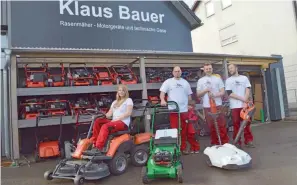  ?? FOTO: PR ?? Auf den Lindauer Gartentage­n präsentier­en Klaus Bauer (2. von links) und sein Team ihr großes Leistungss­pektrum, insbesonde­re Mähroboter und Akku-Geräte.