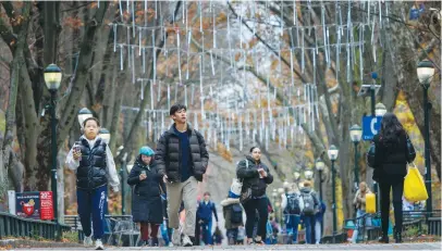  ?? (Alejandro A. Alvarez/The Philadelph­ia Inquirer/TNS) ?? STUDENTS WALK through the University of Pennsylvan­ia’s campus in Philadelph­ia.