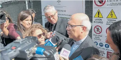  ?? VICTOR SOKOLOWICZ ?? Palabra. Los obispos chilenos Ramos y González, ayer, hablan con la prensa en el Vaticano.