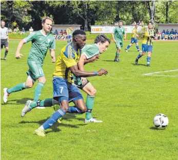  ?? FOTO: MICHAEL PANZRAM ?? Kaum zu stoppen: Der spätere 2:0-Torschütze Malick Dambel (FC Leutkirch, links) im Zweikampf mit Nils Bühler (FC Isny), dahinter Nico Schüle (FC Isny).