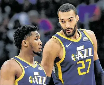  ?? Duane Burleson / AP ?? El pivote francés Rudy Gobert (der.) habla con su compañero Donovan Mitchell en el partido que Utah Jazz jugó con Detroit Pistons el 7 de marzo en Michigan.