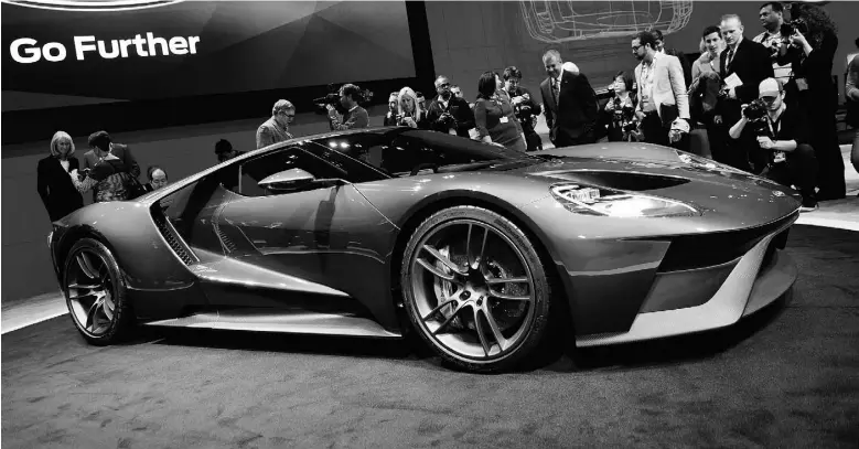  ?? Photos: Nick Tragianis
/ Driving ?? The stunning Ford GT supercar made its Canadian debut at the Canadian Internatio­nal Auto Show in Toronto, Feb. 12. Ford announced the GT will be built in Markham, Ont.