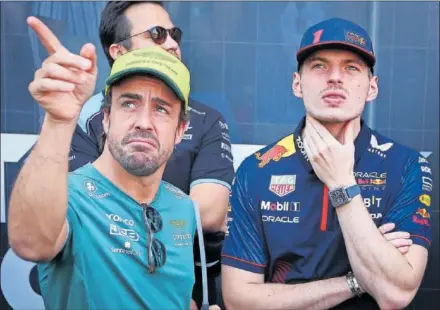  ?? ?? Fernando Alonso, de Aston Martin, y Max Verstappen, de Red Bull, durante un gran premio de F1 de la pasada temporada.